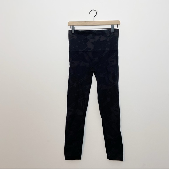 SPANX Look At Me Now Seamless Leggings Black Camo - Picture 3 of 4